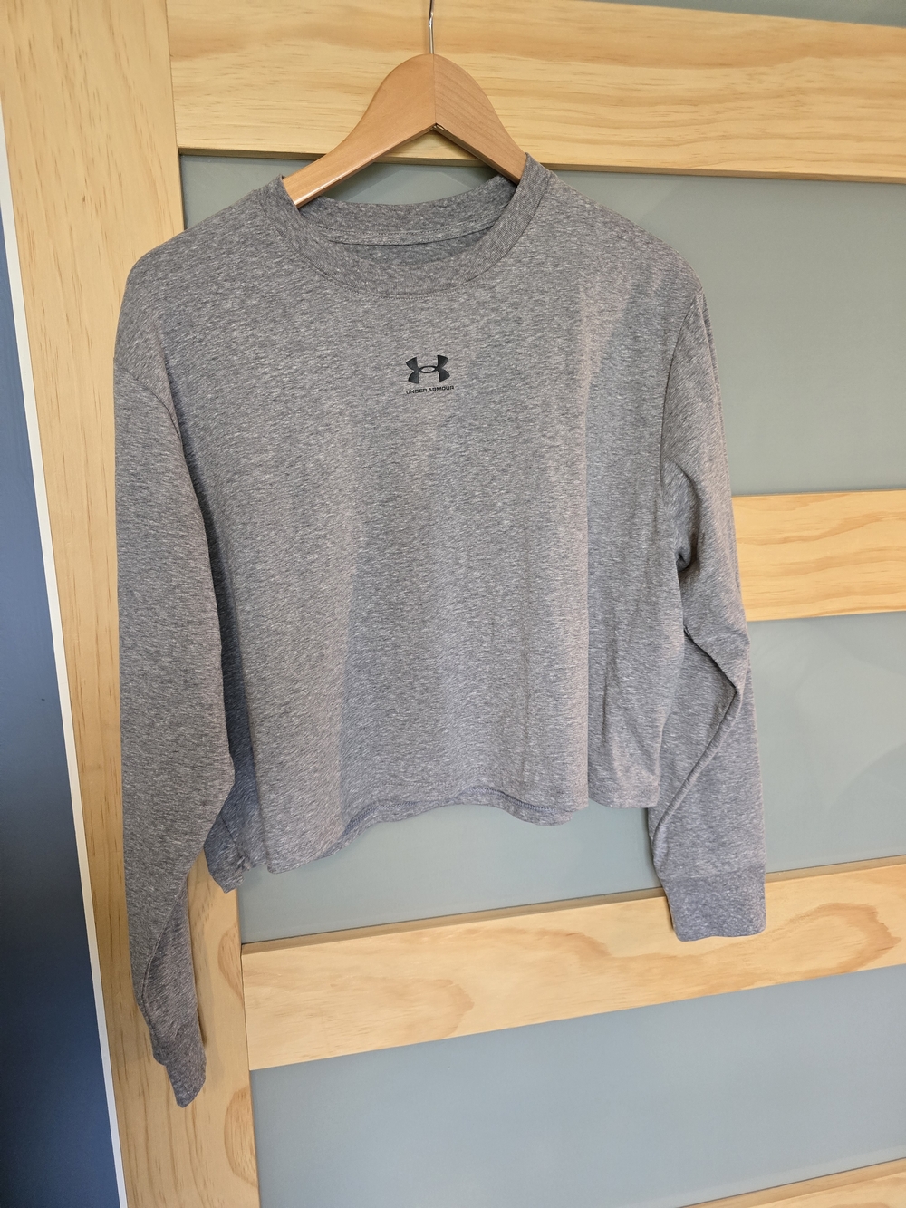 NWT Under Armour Gray Cropped Long Sleeve Shirt